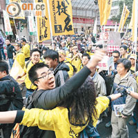 泛民團體在遊行中屢爆內訌，圖為人力支持者辱罵民主黨街站成員。