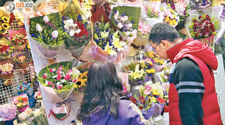 有鮮花供應商估計今年情人節的玫瑰花價格調整幅度輕微。（陳章存攝）
