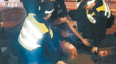 撩女打鬥案中挺身護花的澳洲漢被警員按地制服。（王翰賢攝）