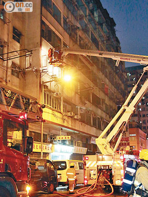 海興大廈火警，消防員架起雲梯灌救。