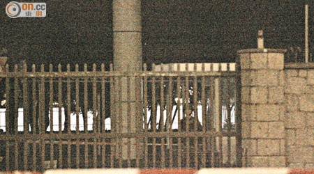 解放軍駐港部隊總部外的大閘旁有軍人駐守。（馮裕亨攝）