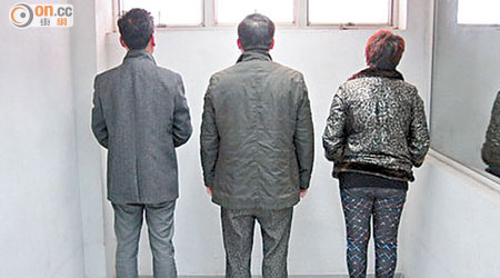 被澳門海關截獲的三名男女非法入境者。