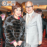 莎莎國際主席郭少明（右）與太太郭羅桂珍（左）趁新年出門旅行充吓電。