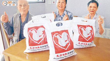 天悅邨服務設施大樓的長者受惠於贈米活動多年，感激善長慷慨施助。