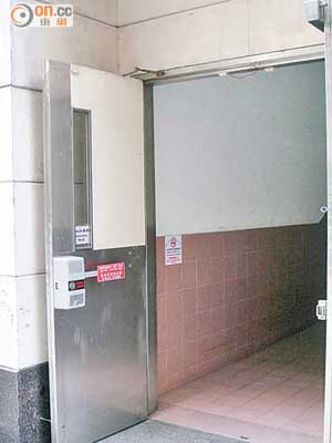 工廈防煙門沒有關上，有礙消防安全。