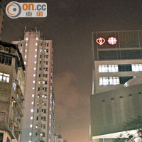 新懷明樓（右）與耀輝大廈近在咫尺，住戶慘受光污染滋擾。