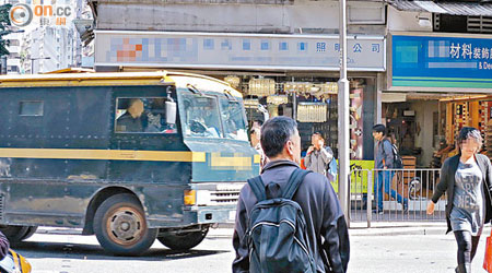 駱克道與菲林明道交界未設行人過路燈，人車爭路情況不時發生。