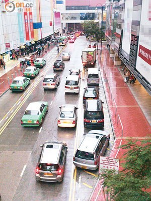 屯順街上落客貨區旁常有車輛停車「等位」，加劇交通擠塞。