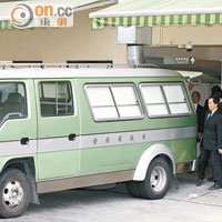 綠色靈車昨晨將邵逸夫遺體送往殯儀館。