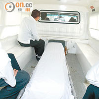 邵逸夫的遺體昨晨蓋以白布送往殯儀館。（陳章存攝）
