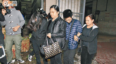 陳振聰妻子譚妙清與一對子女抵達殯儀館。