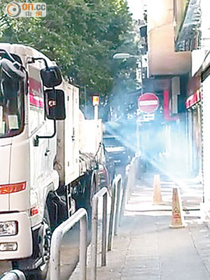食環署洗街車在清洗街道期間噴出藍白色氣體，充斥整條行人路。