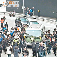靈車離開殯儀館時，大批傳媒上前拍攝。（張學儀攝）