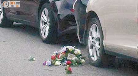 由新娘車甩脫的花球跌於路中被車輾過。（網民Eddie Woo攝）