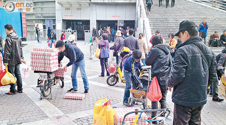 中英街關口昨有大批疑似水貨客帶港貨回深圳。（本報深圳傳真）