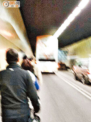 乘客在紅隧步往轉車。（網民Jackey Plaxton Law 攝）