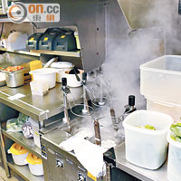 煮麵機有獨立掩門設計，可減少蒸氣流失，達致節能。