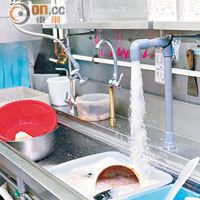 洗碗機加裝熱水循環裝置，利用用過但潔淨的熱水浸泡碗碟，加強效能。