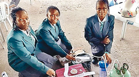 尼日利亞四名女學生研發由尿液驅動的發電機。（互聯網圖片）