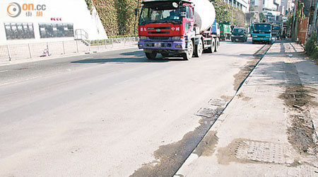 茶果嶺道重型車輛來往不斷，令路面長期堆積沙塵。