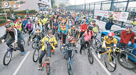 約千名單車愛好者由堅尼地城出發，以單車遊行爭取政府落實沿港島海濱興建單車走廊。（霍力誥攝）