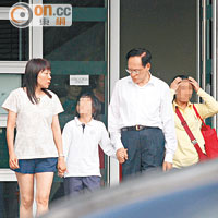 讀者提供約三年前拍攝的照片，相中小女孩左手拖着陳坤耀，右手拖着母親孫詠雅。