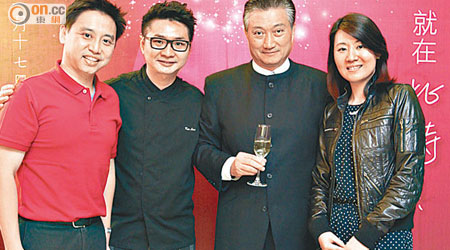 陳振彬（右二）與一眾青年餐飲創業家合照，左起：劉堃、劉銘佳及阮丹蕾（右一）。（葉華英攝）