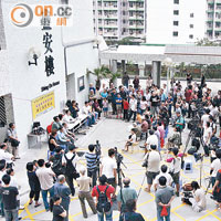 在兩死兇案發生後，葵盛東邨居民曾舉行居民大會。