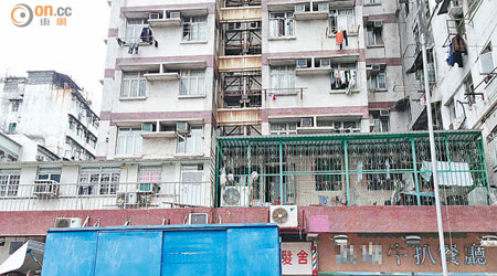 深水埗醫局街有大廈利用平台位置增建僭建物。 
