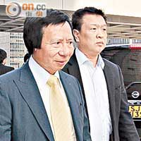 郭炳江（左）由助理陪同離開高院。