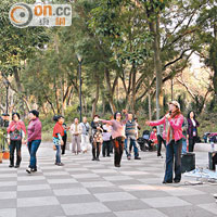 屯門公園<br>屯門公園亦見跳舞大媽，她們於廣場載歌載舞。