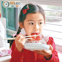 六歲的篤篤吃得津津有味。