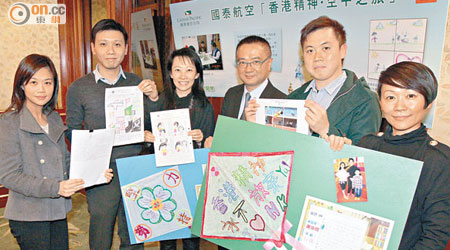 梁皚亭（左三）介紹國泰「香港精神‧空中之旅」活動。（葉華英攝）