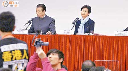 林鄭月娥（右二）昨出席人口政策諮詢會時，多次遭示威者指罵及打斷發言。（伍鎮業攝）