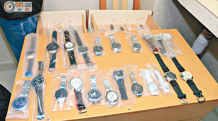 警方展示行動中檢獲的冒牌手錶。