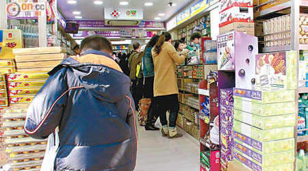 上水不少店舖改為售賣賀年食品，有藥房於門外售賣賀年糖果。