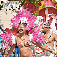 千里達舞者表演加勒比風格舞蹈，將匯演打造成一個嘉年華。
