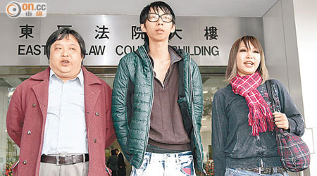 其中三名被告（左起）張漢賢、招顯聰及謝詠雯被控闖入軍營禁區罪。（陳德賢攝）