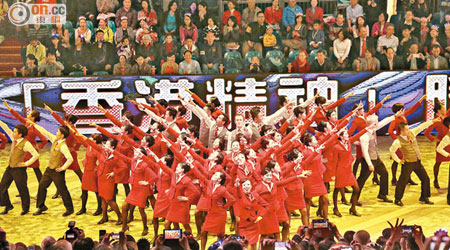 國泰空姐空少穿着緊身紅色制服勁歌熱舞，市民拍掌歡呼。（霍力誥攝）
