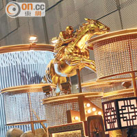 香港賽馬會的金色駿馬花車非常奪目。（陳章存攝）