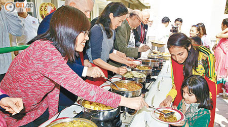 八十位少數族裔小朋友及其家人即席享用食物「開年」。（高嘉業攝）