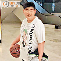 黎栢賢最近「轉行」變身為籃球小將。