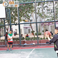 換心成功的黎栢賢（右）由乒乓波枱轉戰籃球場，運動細胞停不了。