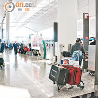 無人看管的行李放於機場離境層電話亭側易招盜賊。