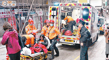 消防處被指將北角五洲大廈三級火三名嚴重傷者擠在一輛救護車送院。