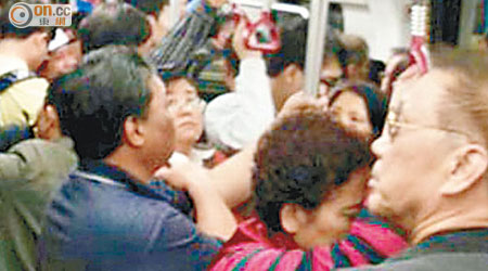 受影響的列車內擠滿乘客。（讀者提供）