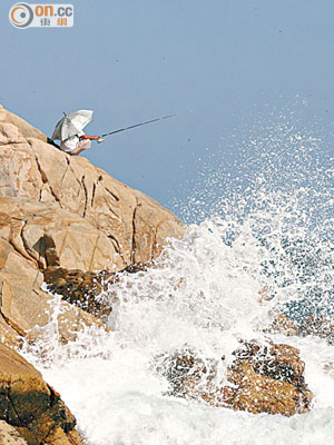 在岸邊磯釣不時會遇上巨浪拍岸的驚險場面。（資料圖片）