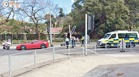 法拉利跑車失事後停在路邊，警員在場調查。（事主提供）