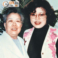 宋麗娜（右）與前國務院副總理吳儀合照。（資料圖片）