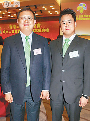 黃英豪（左）與兒子黃宇德經常出席宴會。（資料圖片）